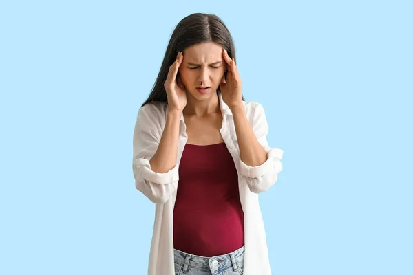 Mujer Embarazada Joven Con Hemorragia Nasal Sobre Fondo Azul —  Fotos de Stock