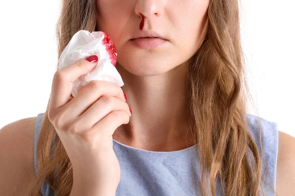 Mujer Joven Con Hemorragia Nasal Tejido Sobre Fondo Blanco Primer — Foto de Stock