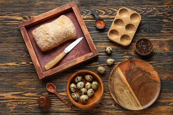 Keukenbenodigdheden Met Brood Kwarteleitjes Donkere Houten Ondergrond — Stockfoto