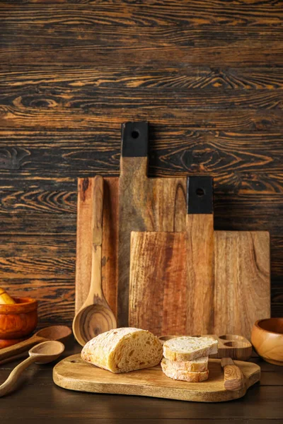 暗い木製の背景に新鮮なパンとキッチン用品 — ストック写真