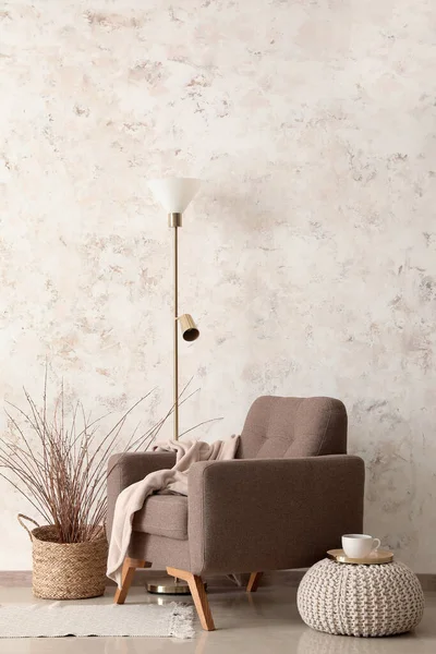 轻墙附近的时髦扶手椅 落地灯和装饰品 — 图库照片