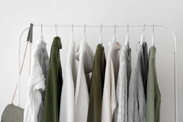 Sweater Wanita Hangat Tergantung Rak Dekat Dinding Cahaya — Stok Foto