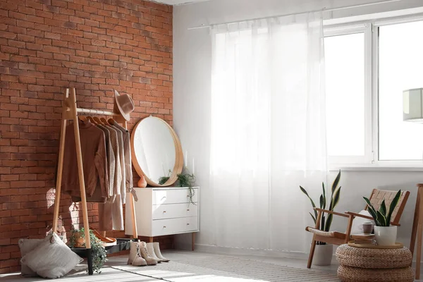 Odanın Duvarına Yakın Kalın Elbiseler Aynalarla Dizilin — Stok fotoğraf