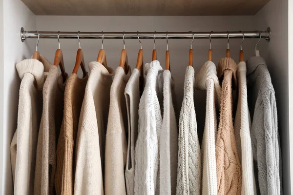 Varma Stickade Tröjor Hängande Garderob Närbild — Stockfoto