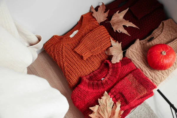 Folded Sweaters Autumn Leaves Pumpkin Shelf Wardrobe — Stock Photo, Image