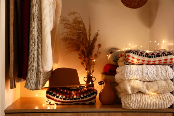 Suéteres Punto Cálido Sombrero Jarrones Luces Brillantes Estante Armario —  Fotos de Stock