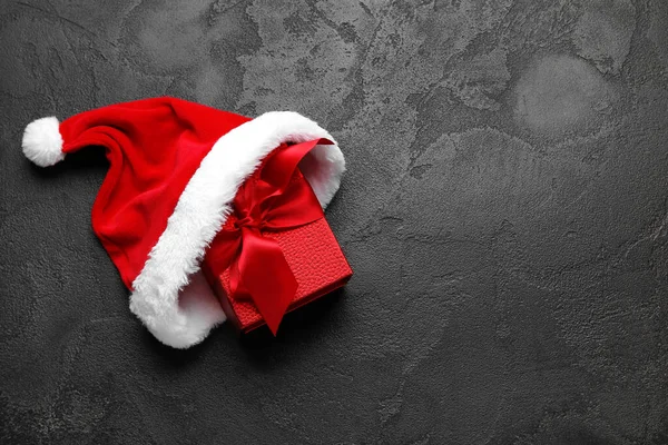 Santa Hat Christmas Gift Dark Background — Stock Photo, Image