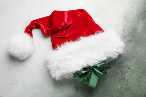 Santa Hat Christmas Gift Grunge Background — Stock Photo, Image