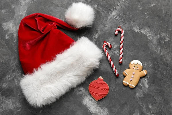Santa Hat Christmas Cookies Decorations Grunge Background — Stock Photo, Image