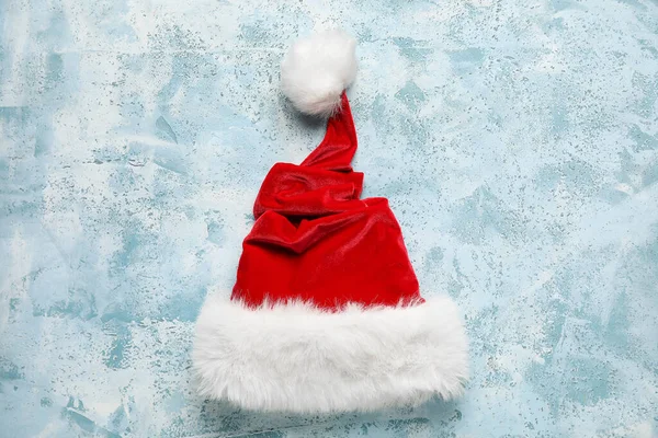 彩色背景的红色圣诞帽 — 图库照片