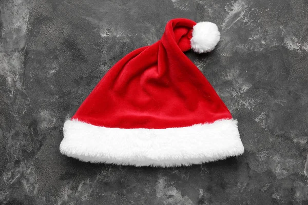 Kırmızı Noel Baba Şapkası Grunge Arka Planda — Stok fotoğraf