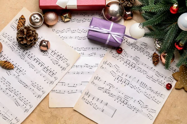 Nota Hojas Con Regalos Navidad Decoración Sobre Fondo Beige —  Fotos de Stock