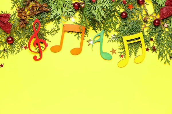 Poznámka Značky Vánoční Výzdobou Jehličnaté Větve Žlutém Pozadí — Stock fotografie