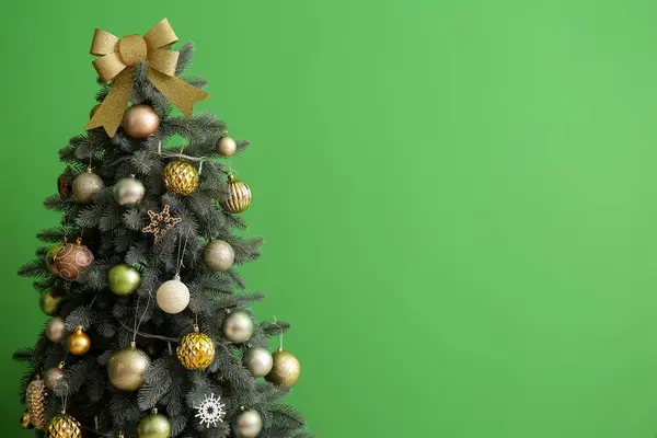 Kaunis Joulukuusi Sisustus Lähellä Vihreää Seinää — kuvapankkivalokuva
