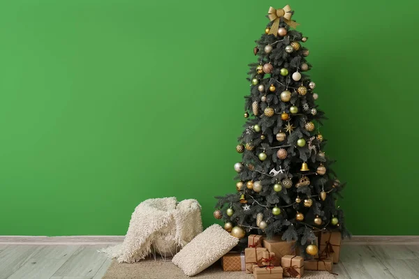 Árvore Natal Com Presentes Travesseiro Xadrez Perto Parede Verde — Fotografia de Stock