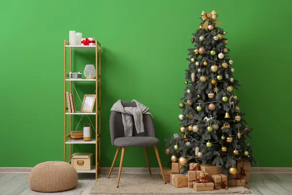 Interior Sala Estar Com Árvore Natal Cadeira Unidade Estantes — Fotografia de Stock