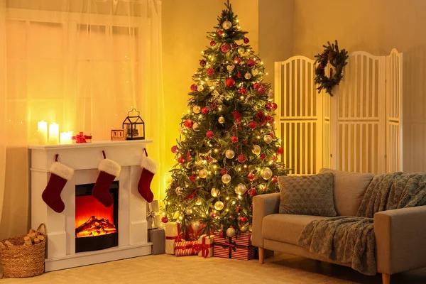 有圣诞树 壁炉和发光灯的客厅的内部 — 图库照片