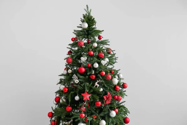 담벼락 근처에 디오르 나무가 커다란 크리스마스 — 스톡 사진