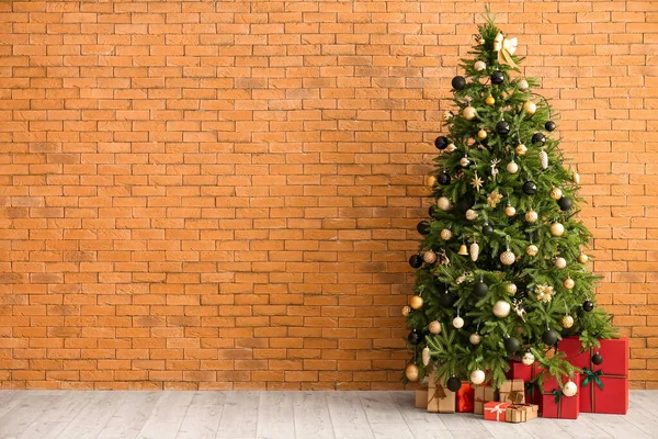 Big Christmas Tree Presents Brick Wall — Stock Photo, Image