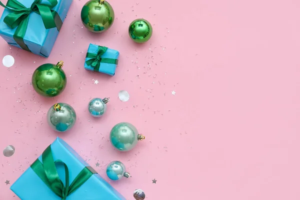 Komposition Mit Weihnachtsgeschenken Und Kugeln Auf Rosa Hintergrund — Stockfoto