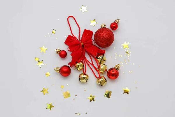 Composición Con Campanas Navidad Bolas Confeti Sobre Fondo Blanco — Foto de Stock