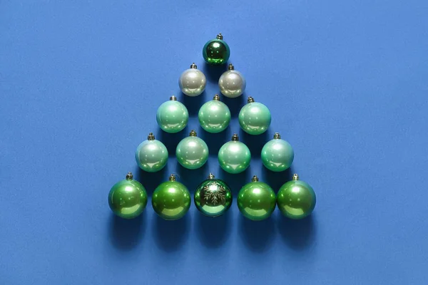 青い背景に異なるボールで作られたクリスマスツリー — ストック写真
