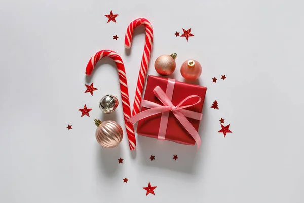 Összetétel Karácsonyi Ajándék Dekorációk Cukornád Fehér Háttér — Stock Fotó