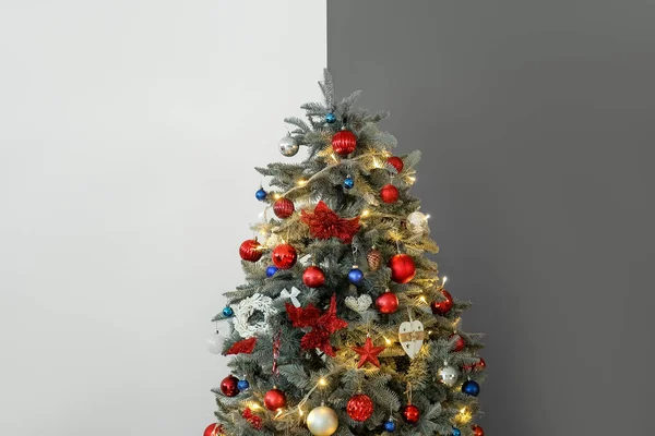 Árvore Natal Com Luzes Brilhantes Perto Parede Preta Branca — Fotografia de Stock