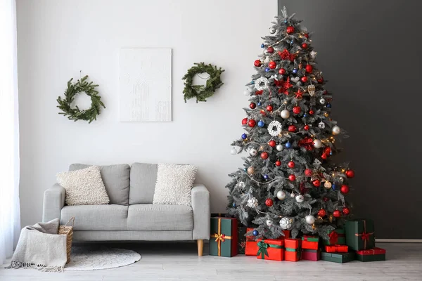 有圣诞树 礼物和沙发的客厅的内部 — 图库照片