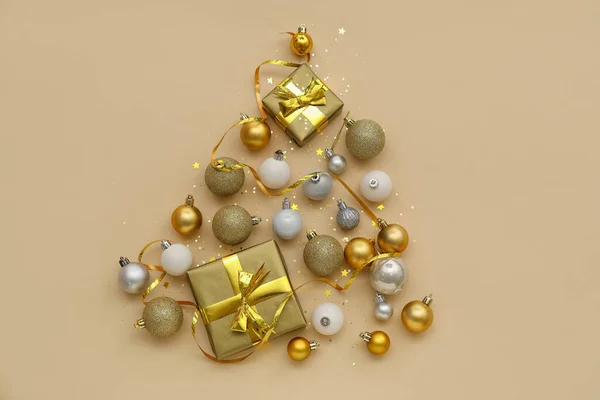Kerstboom Gemaakt Van Verschillende Ballen Geschenken Confetti Kleur Achtergrond — Stockfoto