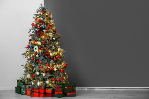 Árvore Natal Brilhante Com Presentes Perto Parede Preta Branca — Fotografia de Stock