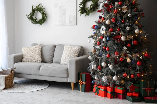 有圣诞树 礼物和沙发的客厅的内部 — 图库照片