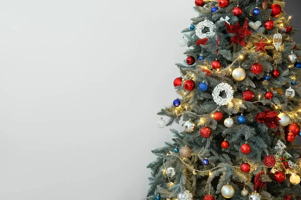 Árvore Natal Com Luzes Brilhantes Perto Parede Luz — Fotografia de Stock
