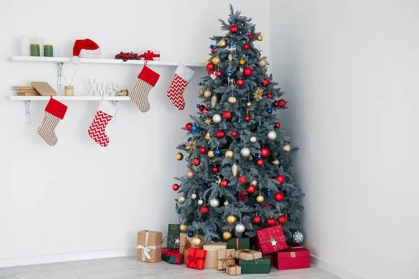 Police Vánoční Ponožky Svíčky Santa Klobouk Jedle Světlé Stěny — Stock fotografie