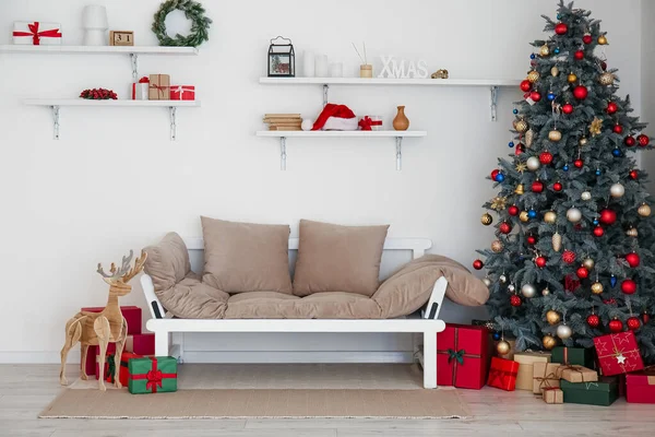 有圣诞树 架子和沙发的轻便客厅的内部 — 图库照片