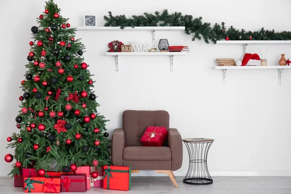 有圣诞树 架子和扶手椅的轻便客厅的内部 — 图库照片