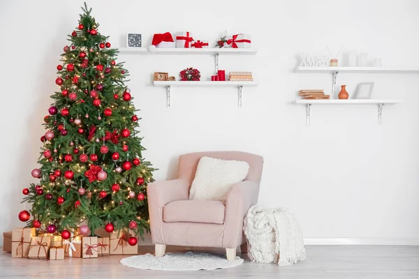 Interior Sala Estar Leve Com Árvore Natal Prateleiras Poltrona — Fotografia de Stock