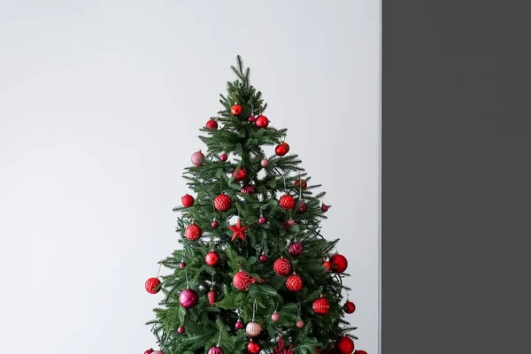 Gran Árbol Navidad Cerca Pared Blanco Negro — Foto de Stock