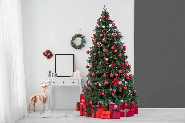 クリスマスツリー テーブルと木製のトナカイとリビングルームのインテリア — ストック写真
