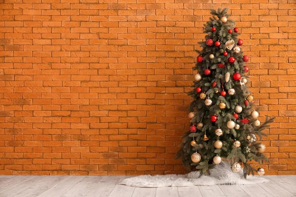 Χριστουγεννιάτικο Δέντρο Διακόσμηση Και Χαλί Κοντά Τοίχο Από Τούβλα — Φωτογραφία Αρχείου