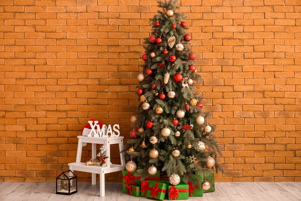 Árvore Natal Com Presentes Escadote Perto Parede Tijolo — Fotografia de Stock