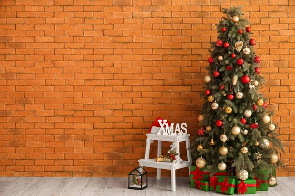 Árbol Navidad Con Regalos Escalera Cerca Pared Ladrillo —  Fotos de Stock