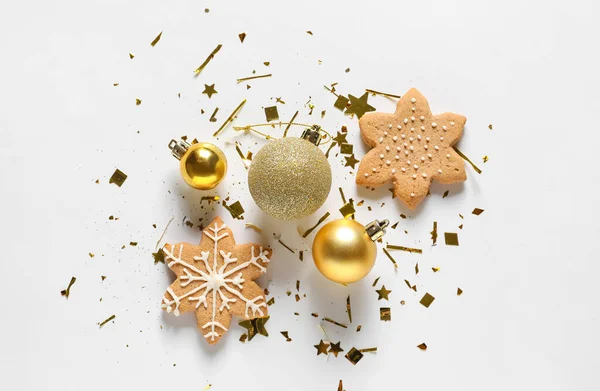 Composición Con Bolas Navidad Galletas Confeti Sobre Fondo Blanco — Foto de Stock
