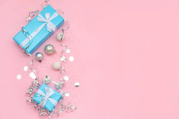 Composição Com Presentes Natal Bolas Confetes Sobre Fundo Rosa — Fotografia de Stock