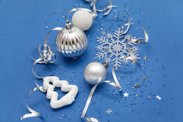 Composition Avec Belles Décorations Noël Serpentine Sur Fond Bleu — Photo