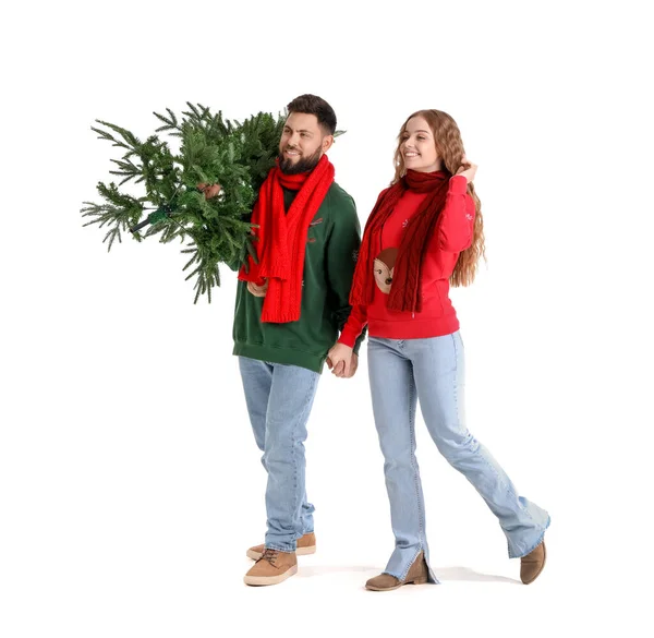 Glückliches Junges Paar Mit Weihnachtsbaum Auf Weißem Hintergrund — Stockfoto