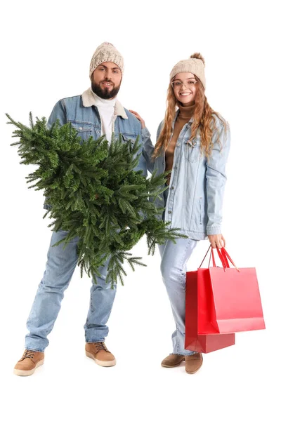 Jong Stel Met Kerstboom Boodschappentassen Witte Achtergrond — Stockfoto