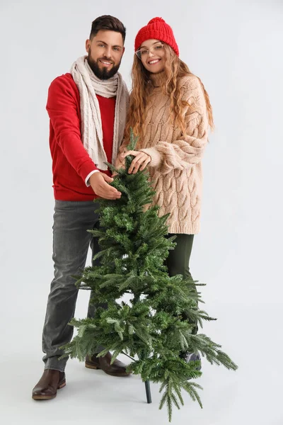 Νεαρό Ζευγάρι Χριστουγεννιάτικο Δέντρο Γκρι Φόντο — Φωτογραφία Αρχείου