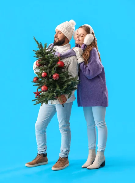 Jeune Couple Avec Arbre Noël Sur Fond Bleu — Photo