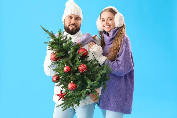 Jeune Couple Avec Arbre Noël Sur Fond Bleu — Photo